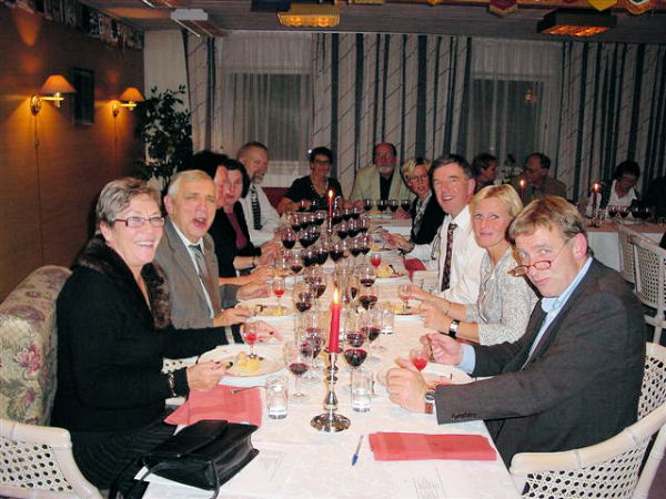 Deltakerne i vinmøtet 10.november hygger seg med god mat og god vin.