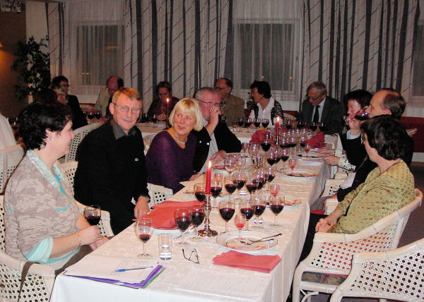 Deltakerne i vinmøtet 10.november hygger seg med god mat og god vin.